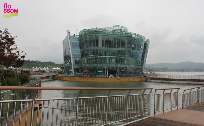 도교 위에서 바라본 '가빛섬'의 모습