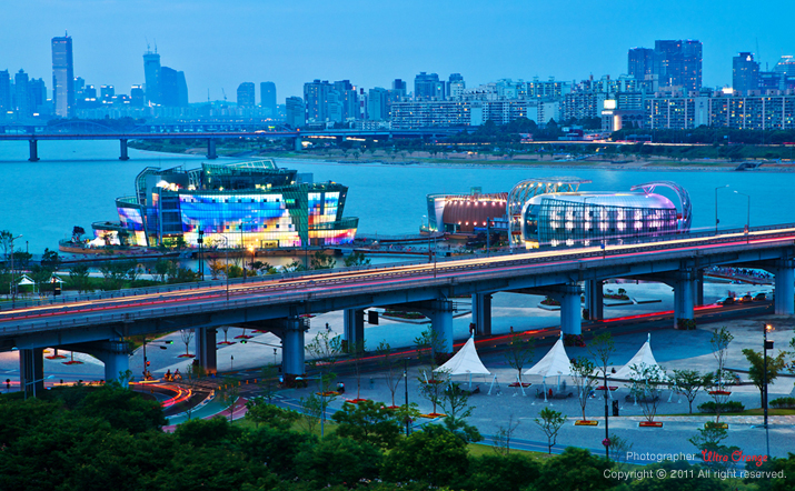 해질무렵 붉을 밝히기 시작한 '반포대교와 둥둥섬'