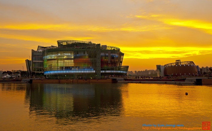 붉게 물든 한강과 석양이 연출하는 아름다운 '세빛섬'